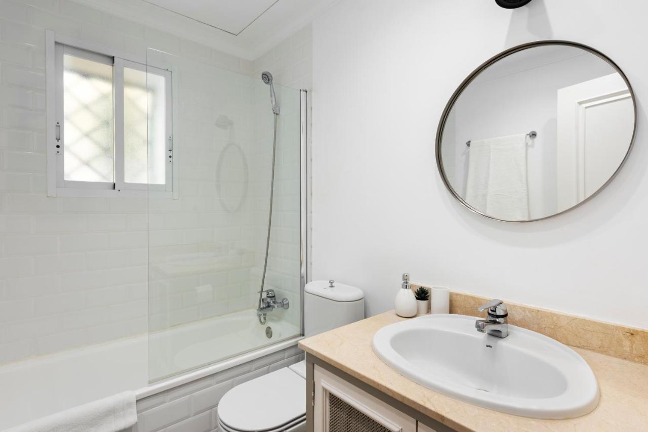 Bright 2 Bedroom Apartment With Parking Space And Swimming Pools In Aloha Gardens Marbella Exteriör bild