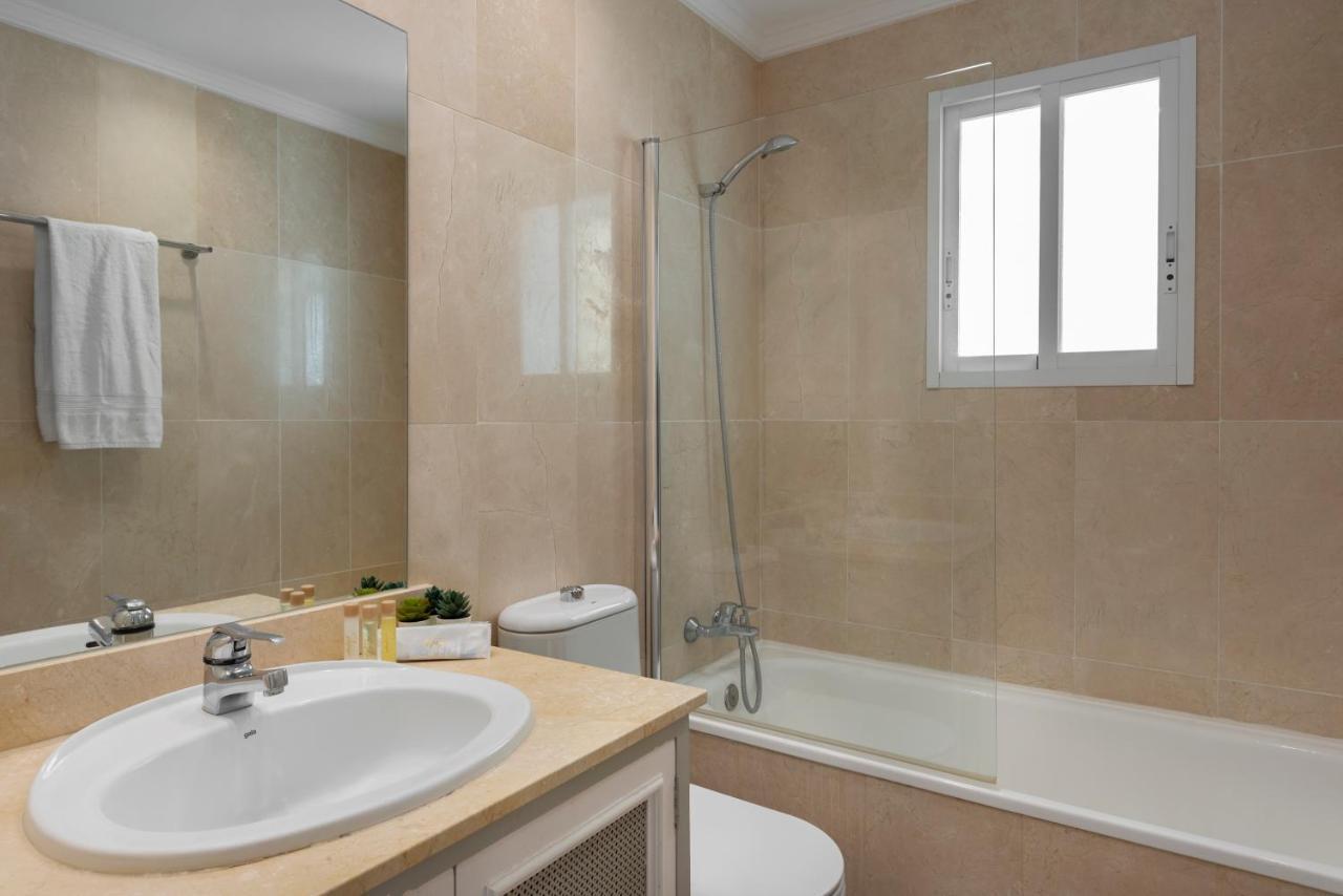 Bright 2 Bedroom Apartment With Parking Space And Swimming Pools In Aloha Gardens Marbella Exteriör bild