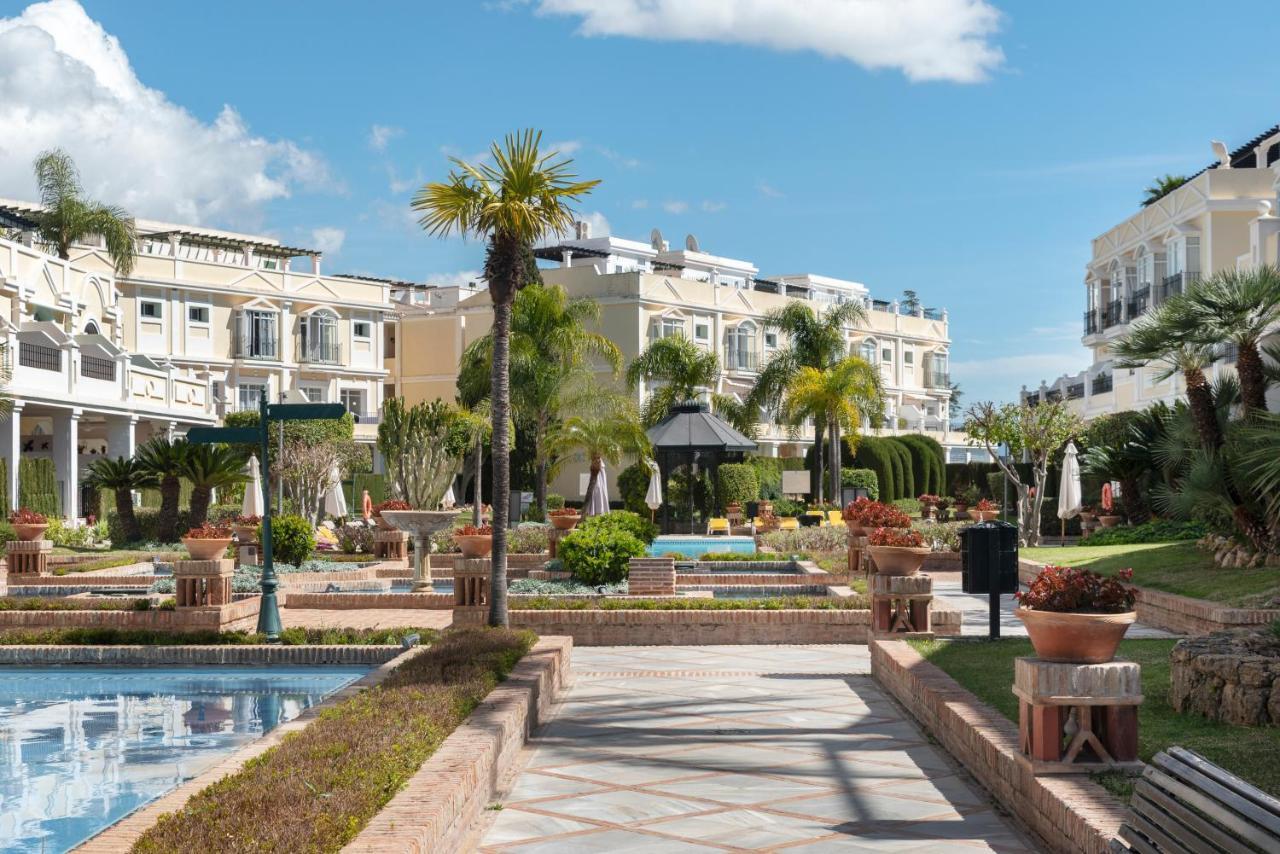 Bright 2 Bedroom Apartment With Parking Space And Swimming Pools In Aloha Gardens Marbella Exteriör bild