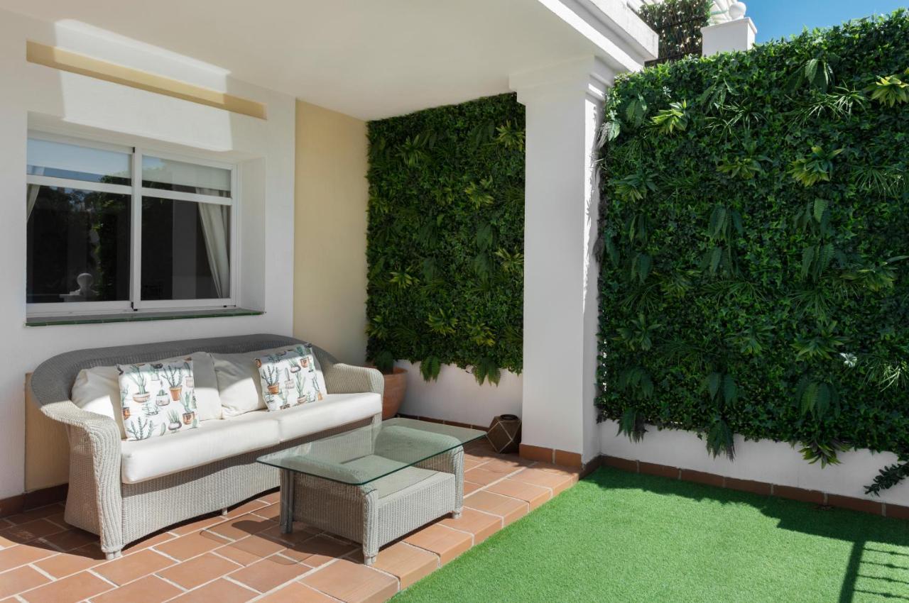 Bright 2 Bedroom Apartment With Parking Space And Swimming Pools In Aloha Gardens Marbella Exteriör bild
